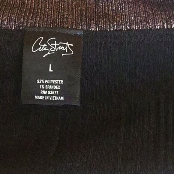 Ribbed material metallic thread top with 3/4 length sleeves in large - Picture 10 of 11